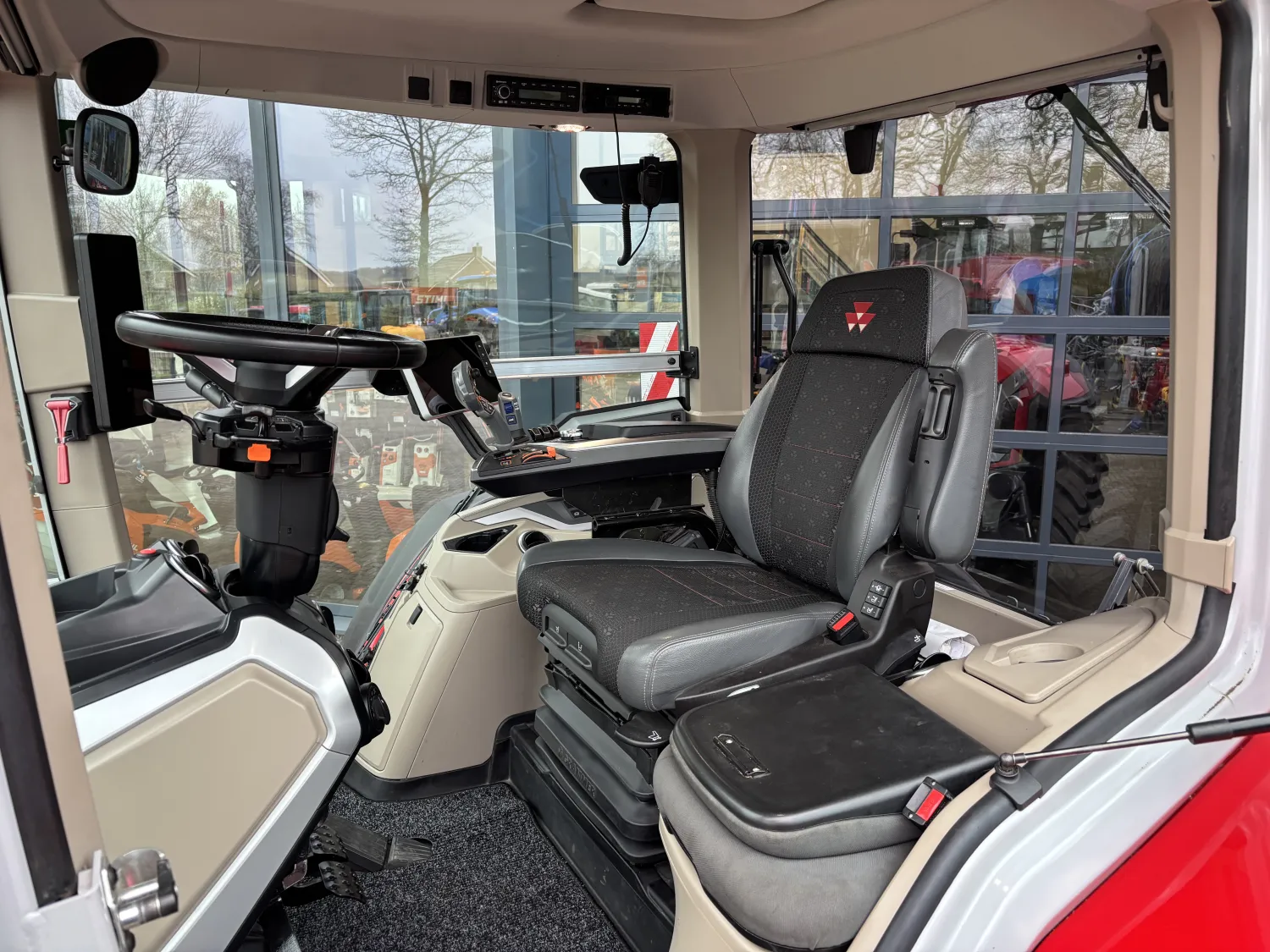 Jong gebruikte Massey Ferguson 8S.285 Dyna-VT trekker