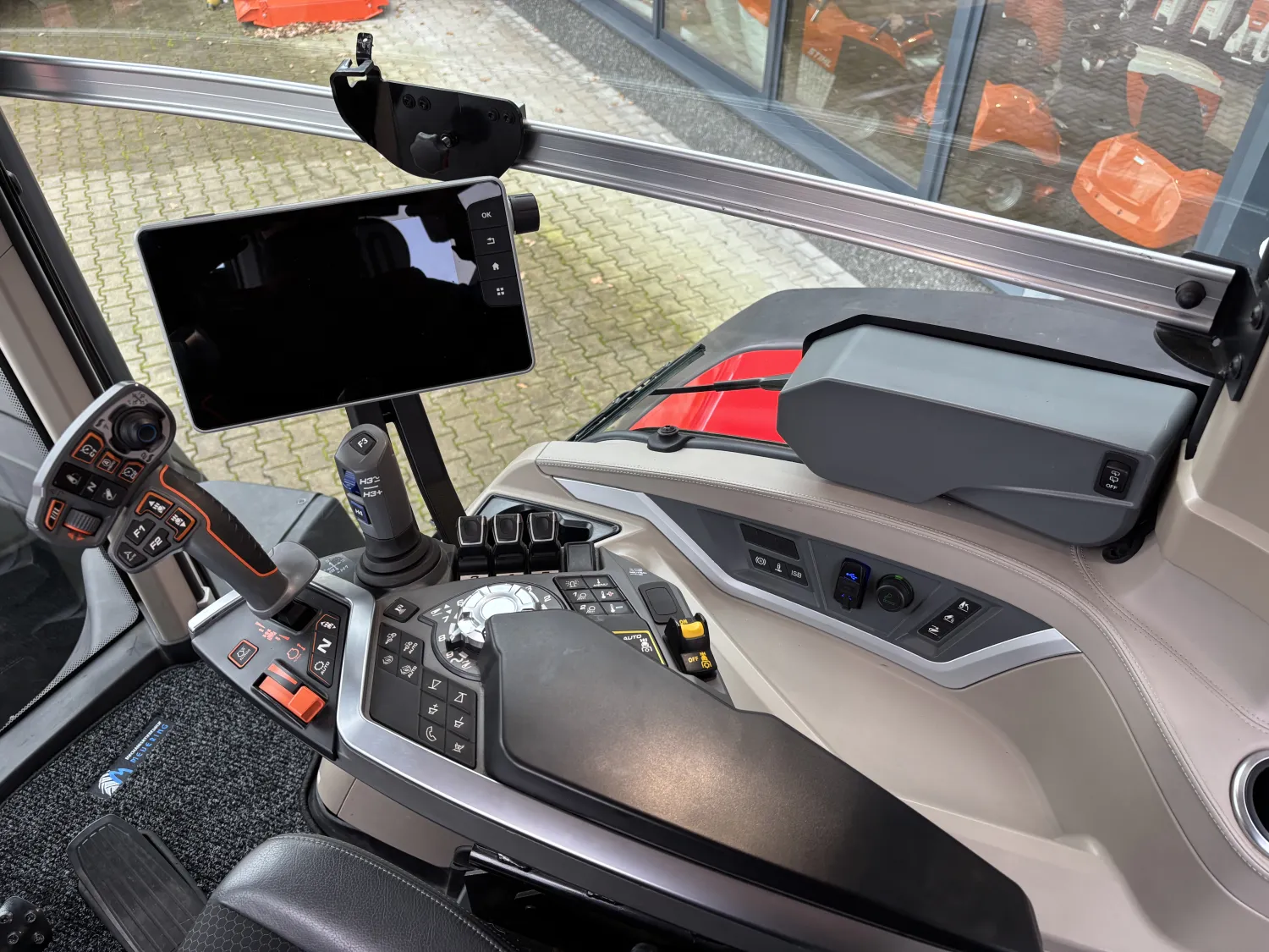 Jong gebruikte Massey Ferguson 8S.285 Dyna-VT trekker