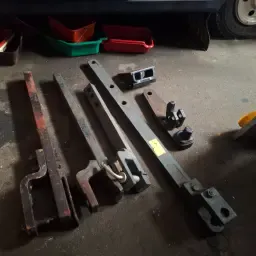 Różne zaczepy do ciągników Fiat, Fendt, MF, Claas i Renault