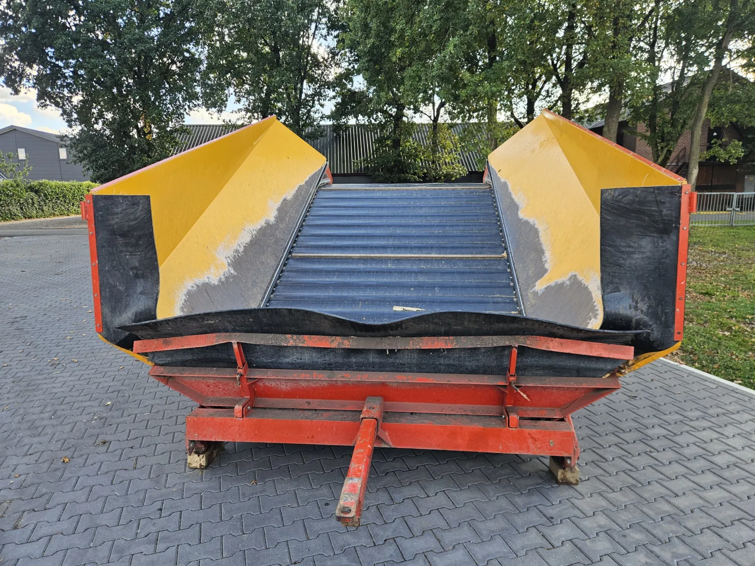 Wiadro wywrotne ze zdalnym sterowaniem