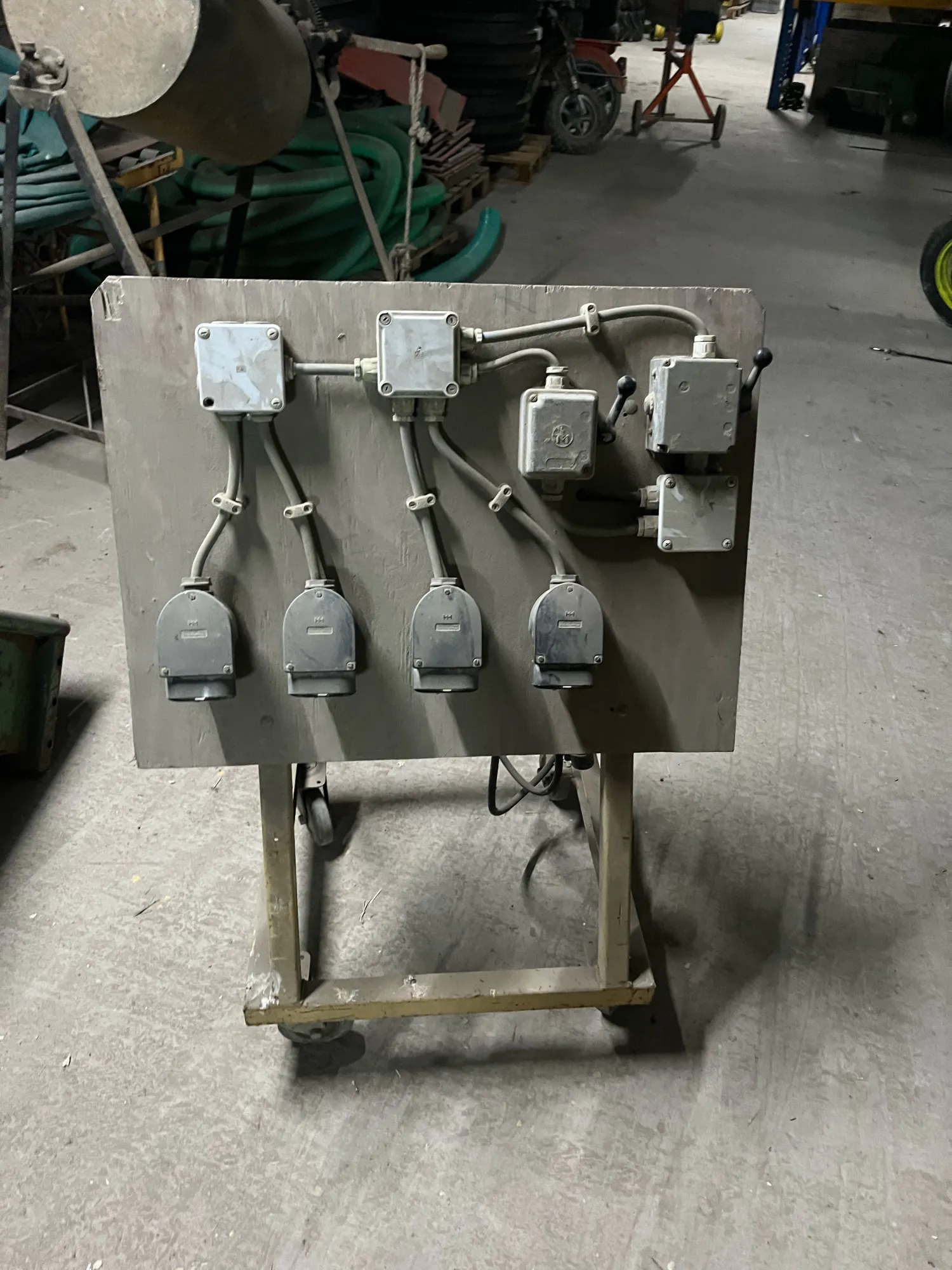 Schakelbord op Wielen - 2 Schakelaars, 4 Stekkers