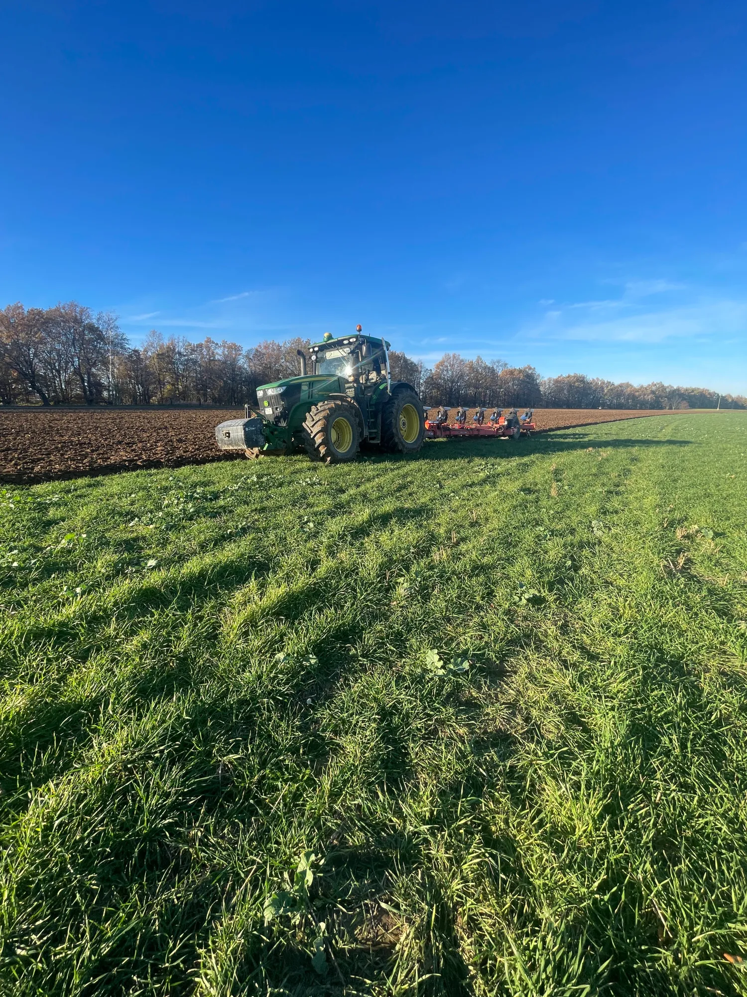 Landbouwservice: Ploegen met John Deere voor optimale velden