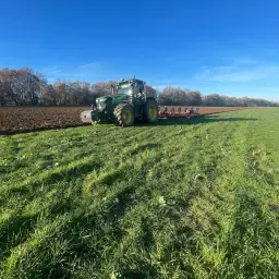 Landbouwservice: Ploegen met John Deere voor optimale velden
