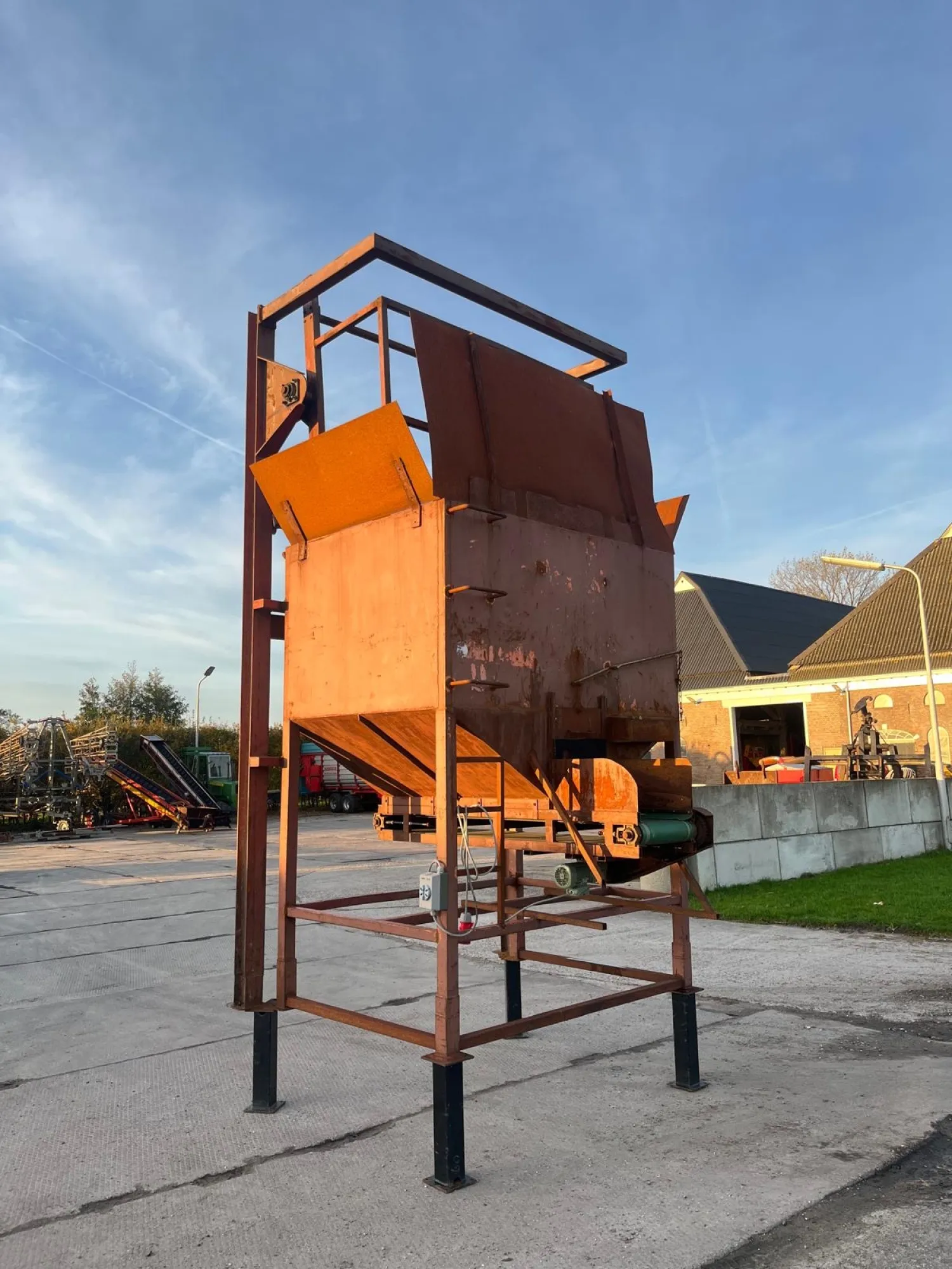 Bunker met kantelaar - 2 ton - Onderlosband