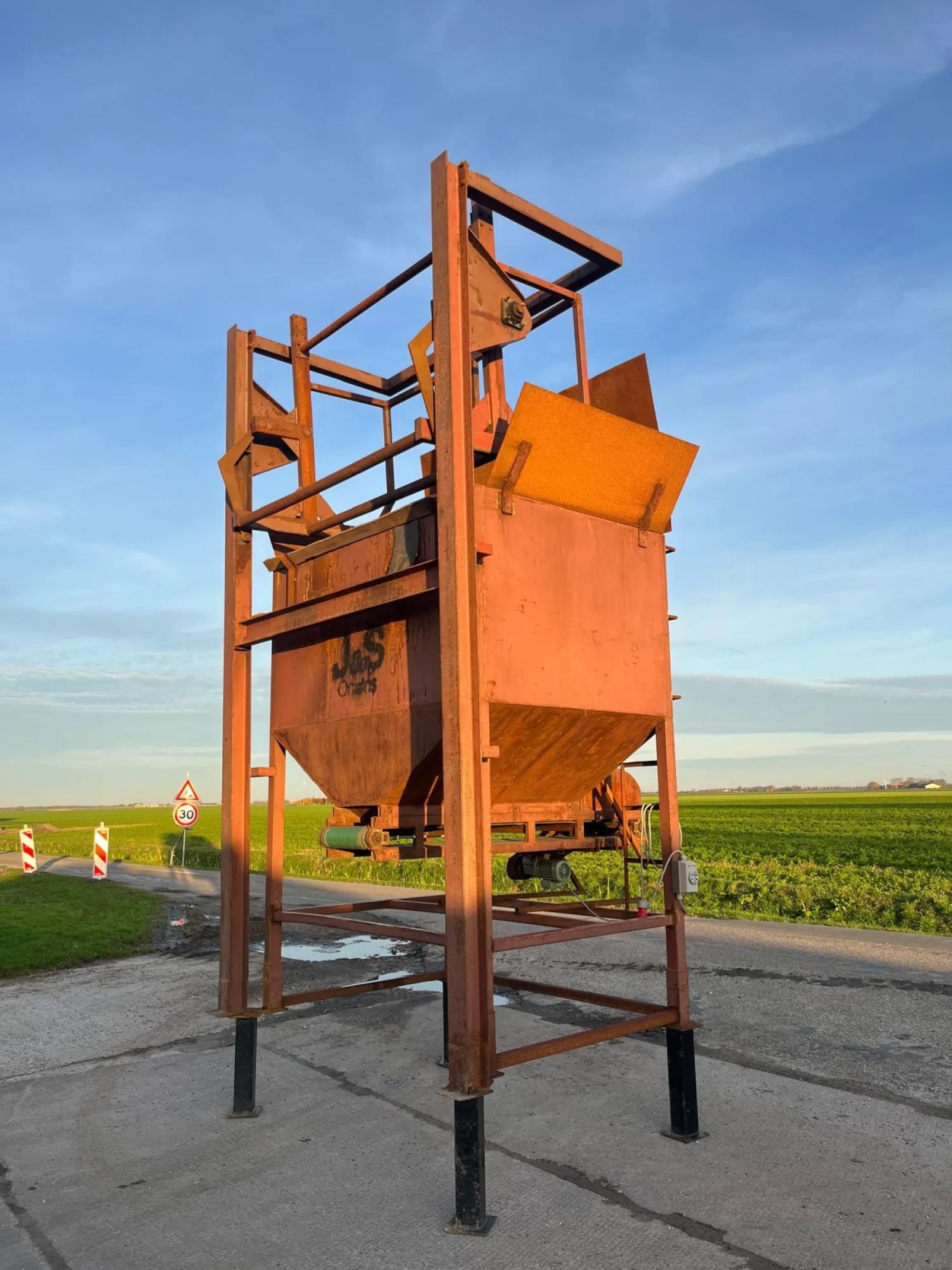 Bunker met kantelaar - 2 ton - Onderlosband