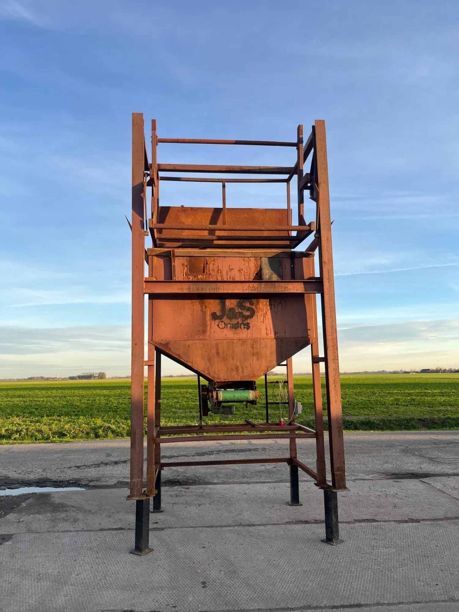 Bunker met kantelaar - 2 ton - Onderlosband