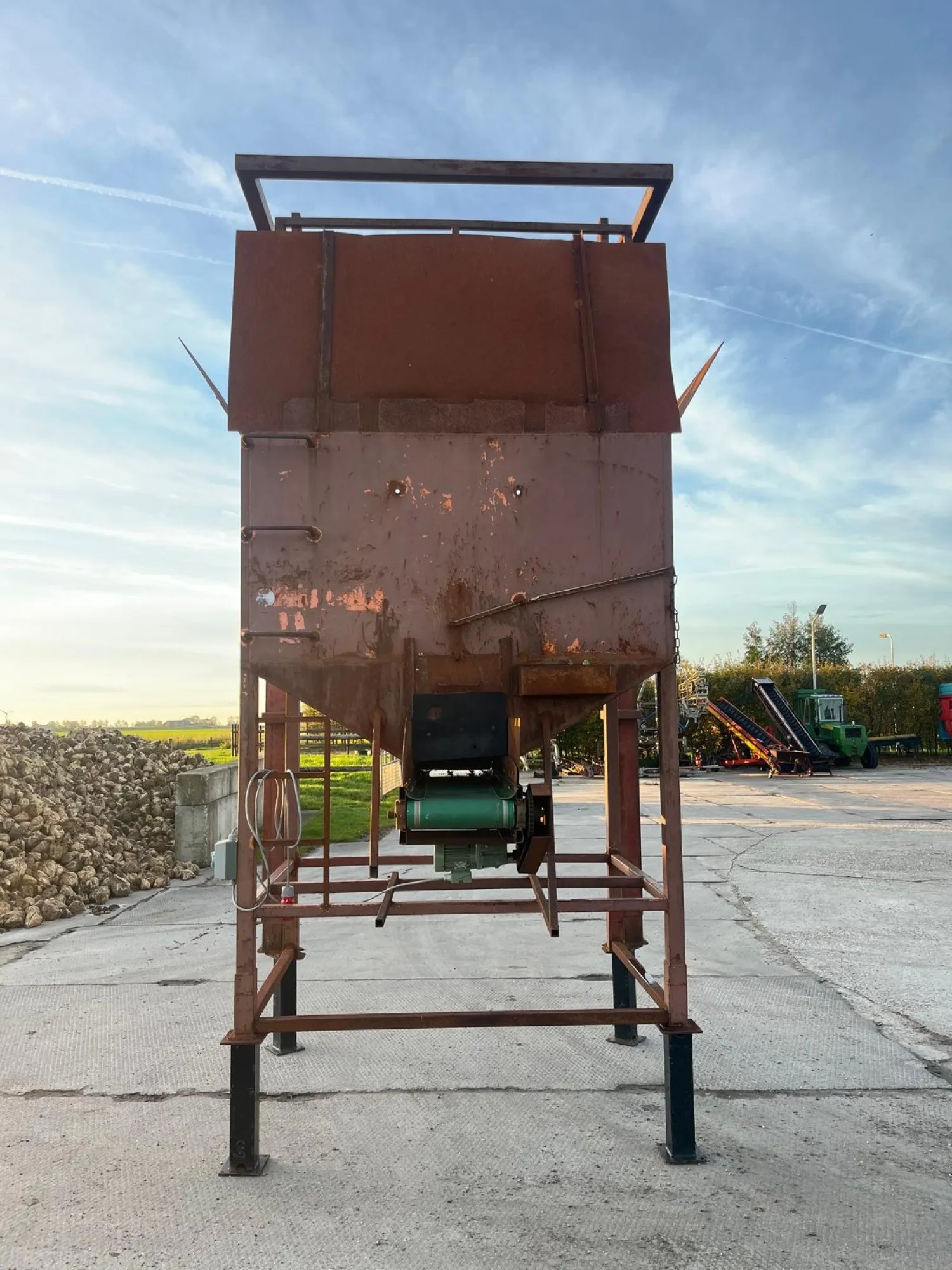 Bunker met kantelaar - 2 ton - Onderlosband