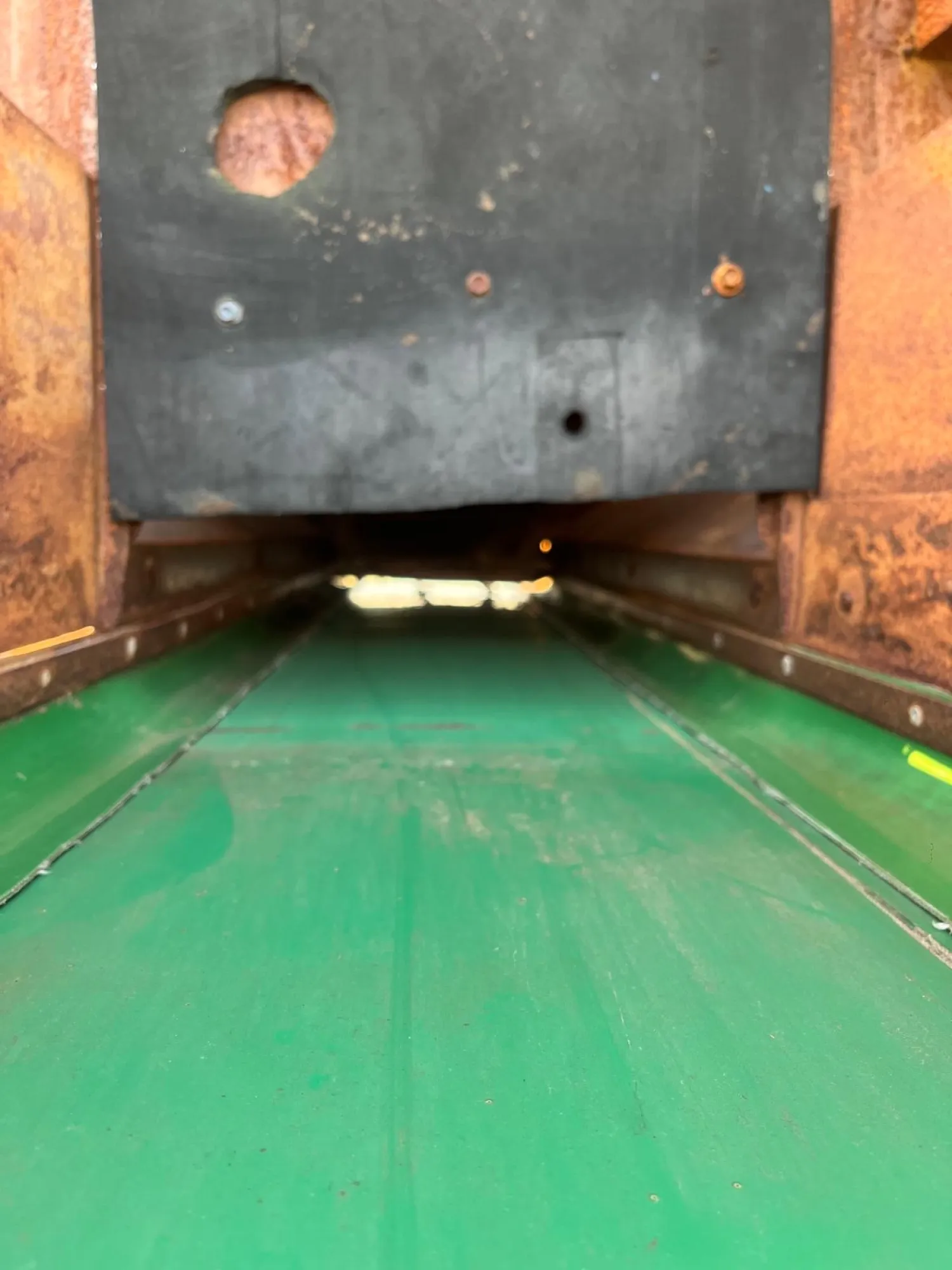 Bunker met kantelaar - 2 ton - Onderlosband