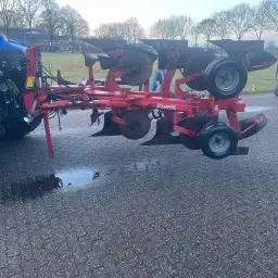 Cappon трикорпусен обръщателен плуг Vario с предплужник Lemken