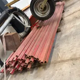 Стелажи Joppe: 38 броя, 358 торби налични