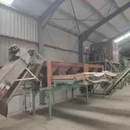 Schoksorteerder met transportbanden en leeskabine te koop