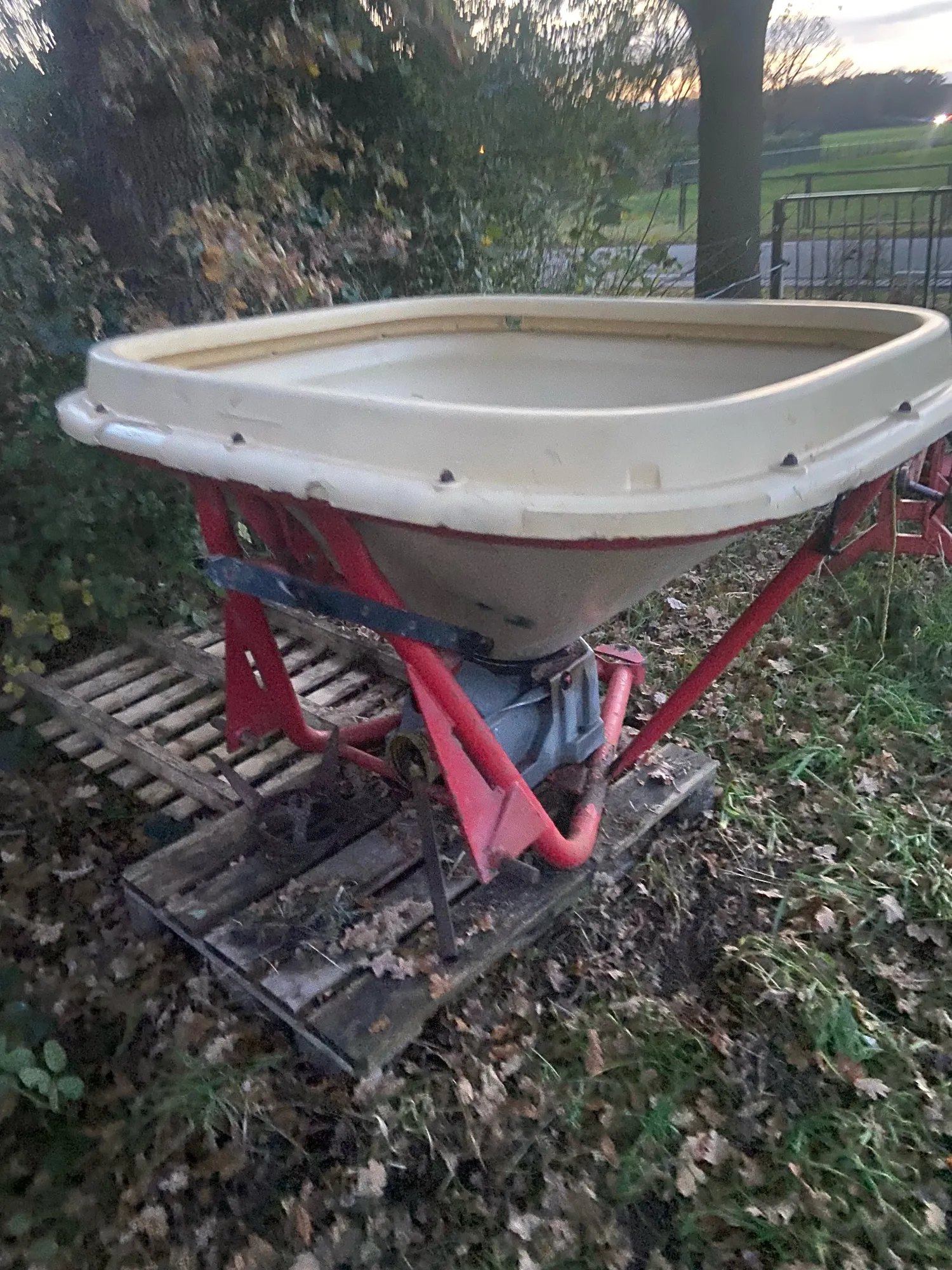 Kunstmeststrooier in goede staat