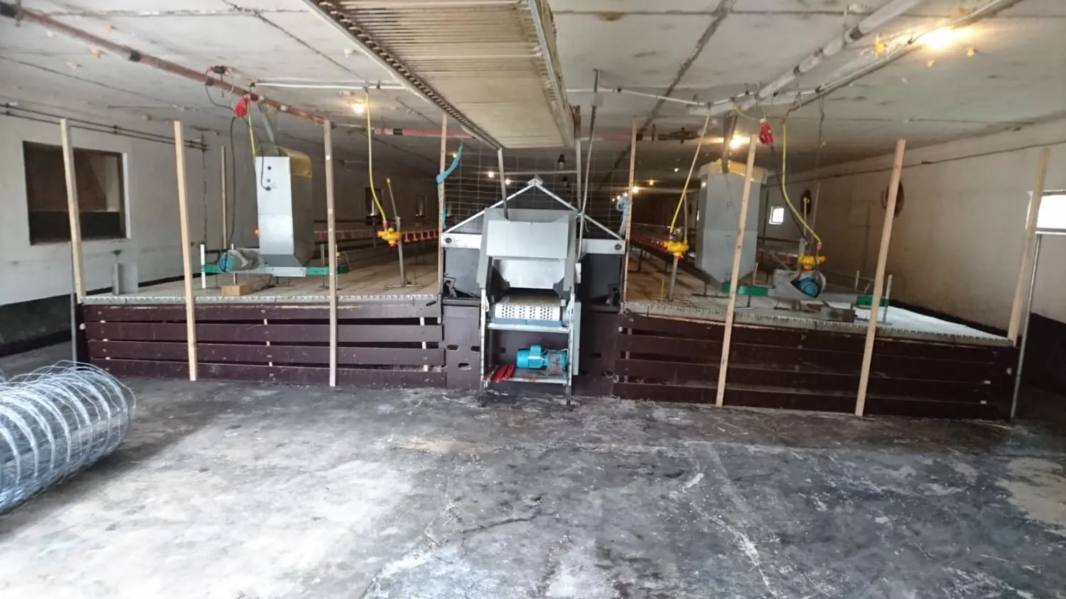 Leghennen Stalleinrichtungen: Kotgrubben System voor 3500 kippen