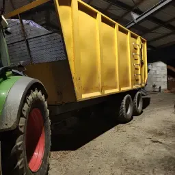 Volquete para ensilaje 37m3 - Bien mantenido, matrícula NL