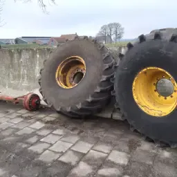 Kompletter Reifensatz 28.1R26 - Rosava Reifen mit Achse