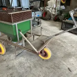 MS Pluimveewagen: Voeren &amp; Kuikenpapier Leggen