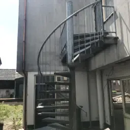 Gegalvaniseerde spiltrap met bordes - Afmetingen zie omschrijving