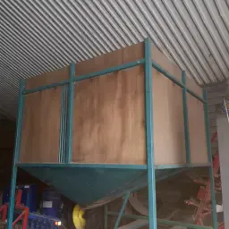 Bunker met valbreker: 4-5 ton capaciteit