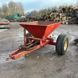 Getrokken kunstmeststrooier/sleuvenvuller | EUR 350