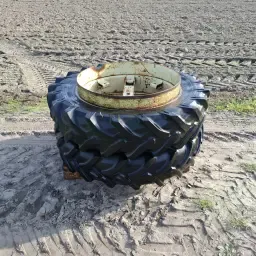 Dubbellucht 13.6 R36 Banden - International