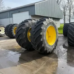 Ελαστικά Michelin 900/60R42 Axiobib σε ζάντες John Deere