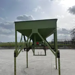 Trémie avec crible vibrant à vendre - 180x180 cm