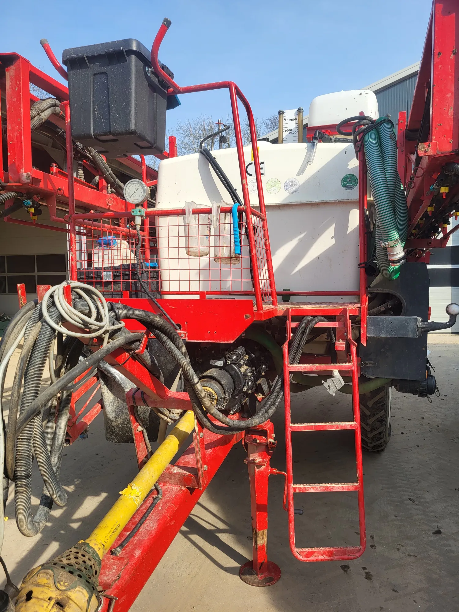 Gezogene Feldspritze - 27 m - Baujahr 2011