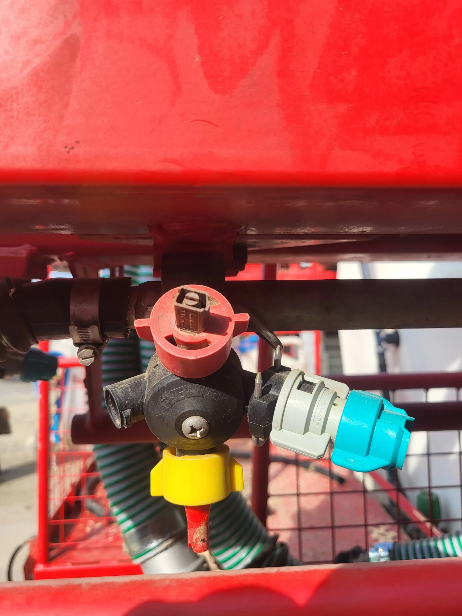 Gezogene Feldspritze - 27 m - Baujahr 2011