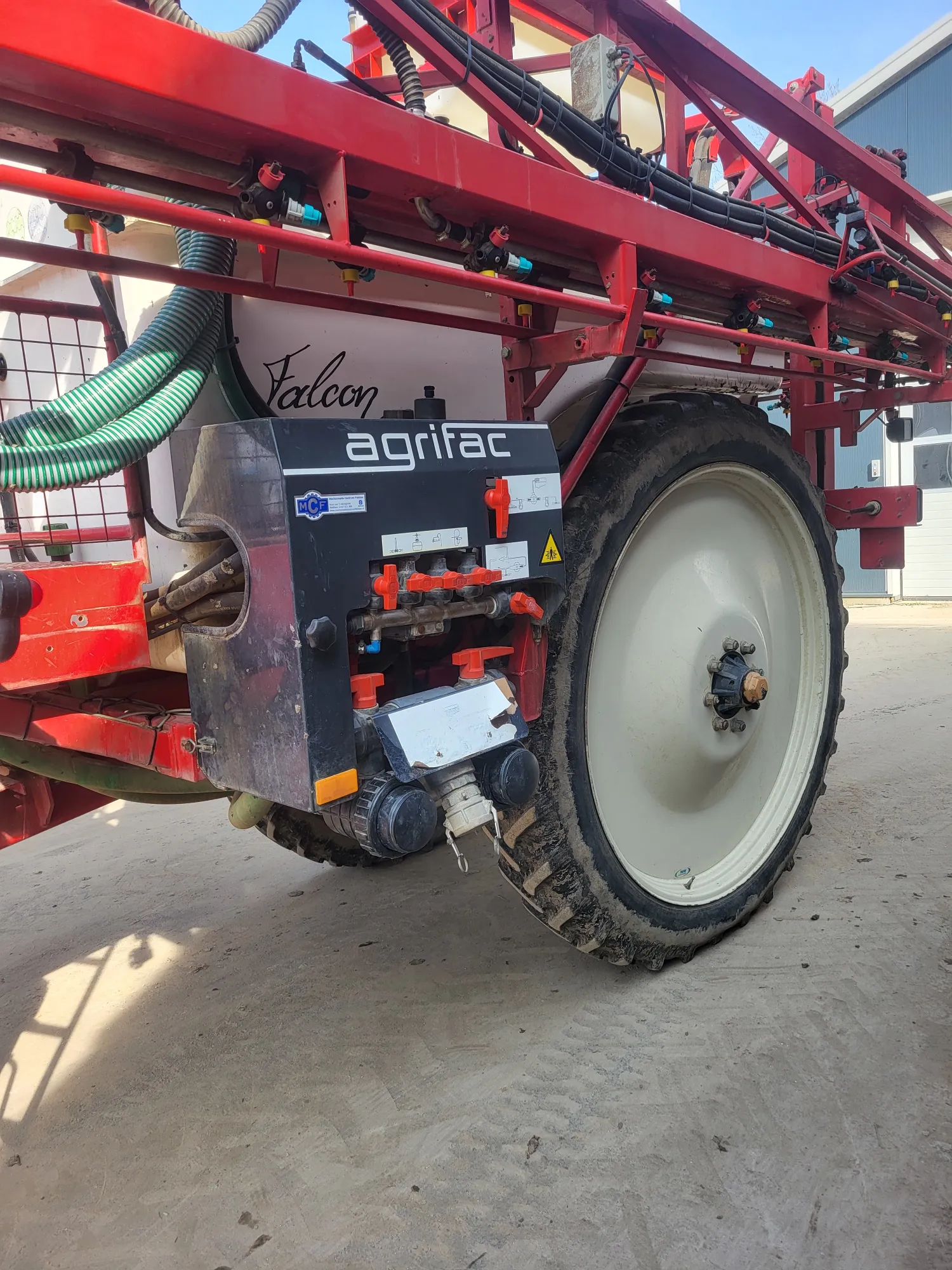 Gezogene Feldspritze - 27 m - Baujahr 2011