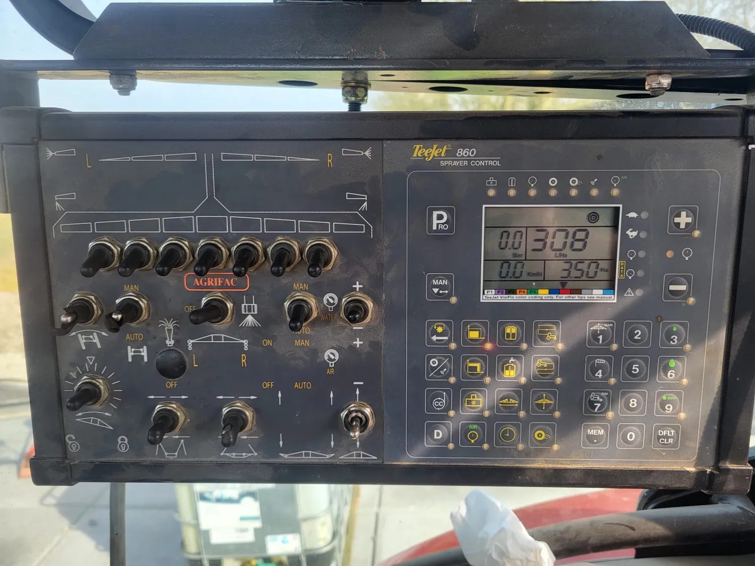 Gezogene Feldspritze - 27 m - Baujahr 2011