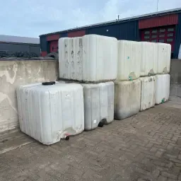 Безплатни празни IBC контейнери в Nijemirdum