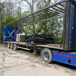 Combinație Vehicule Agricole: Camion cu Remorcă de Vândzare