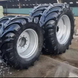 Vredestein Reifensatz auf Case IH 1455 XL Felgen