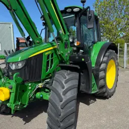 John Deere 6120M: Complete tractor with front loader
