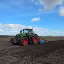 Fendt 942 Vario ProfiPlus: Powerful Tractor with GPS