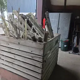 Kist vol afrasteringsmateriaal: houten &amp; kunststof palen