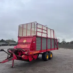 Taarup 1030 with Hydraulic Knife Bins | Stored Indoors