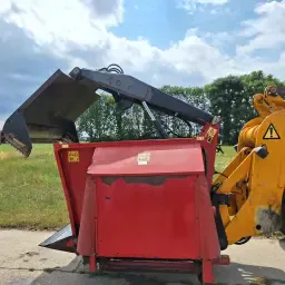 2 Trioliet Masterbusters te koop met elektrische bediening